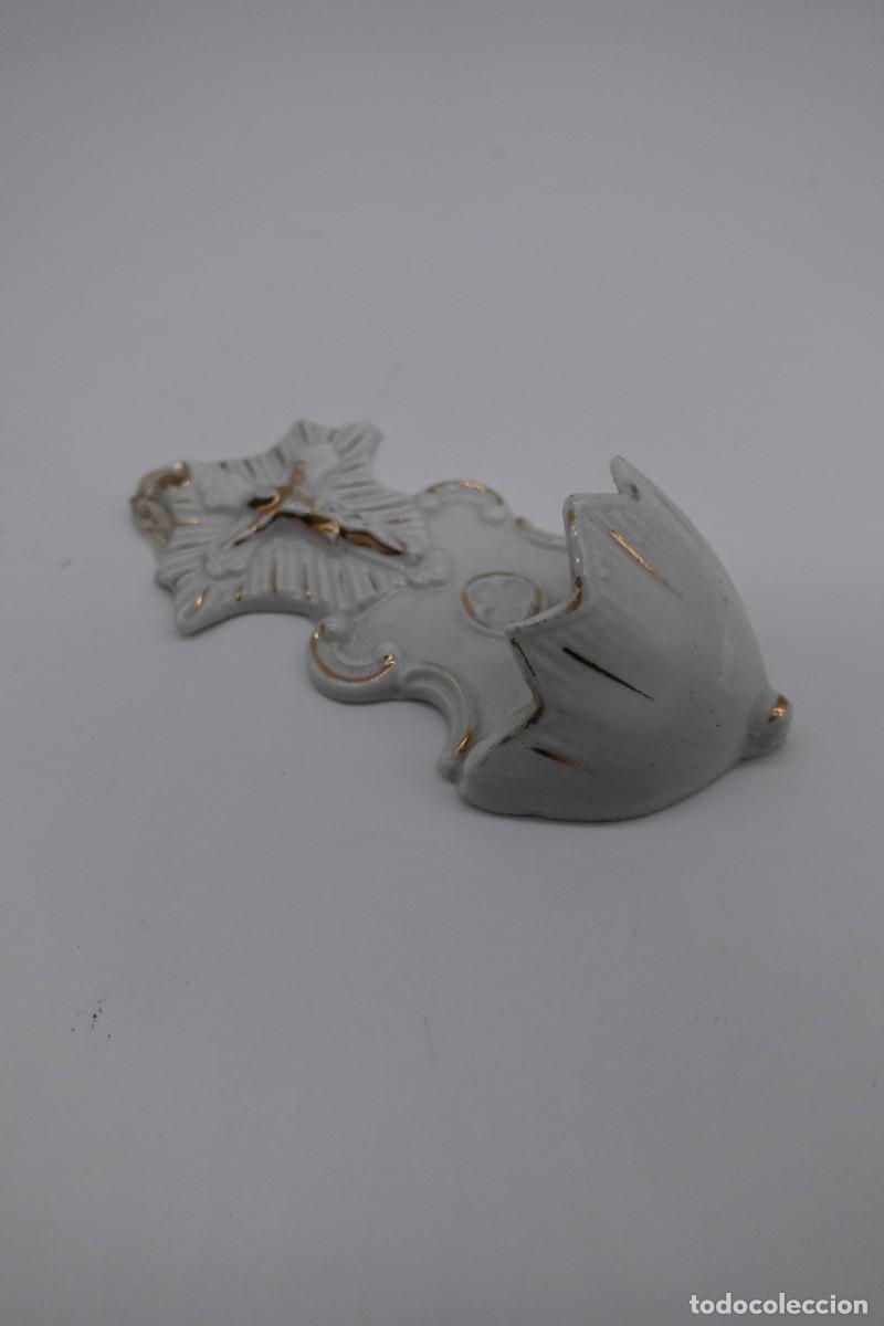 Antig&uuml;edades: BENDITERA ANTIGUA DE PARED EN PORCELANA BLANCA CON RELIEVE DEL CRUCIFIJO Y ORO