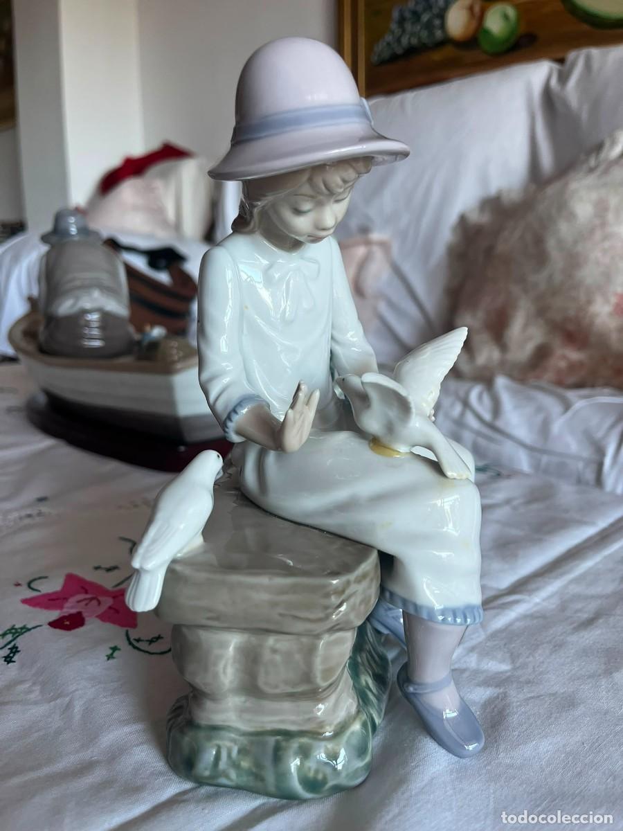 Antig&uuml;edades: Figura Nao by Lladr&oacute; Ni&ntilde;a con Palomas