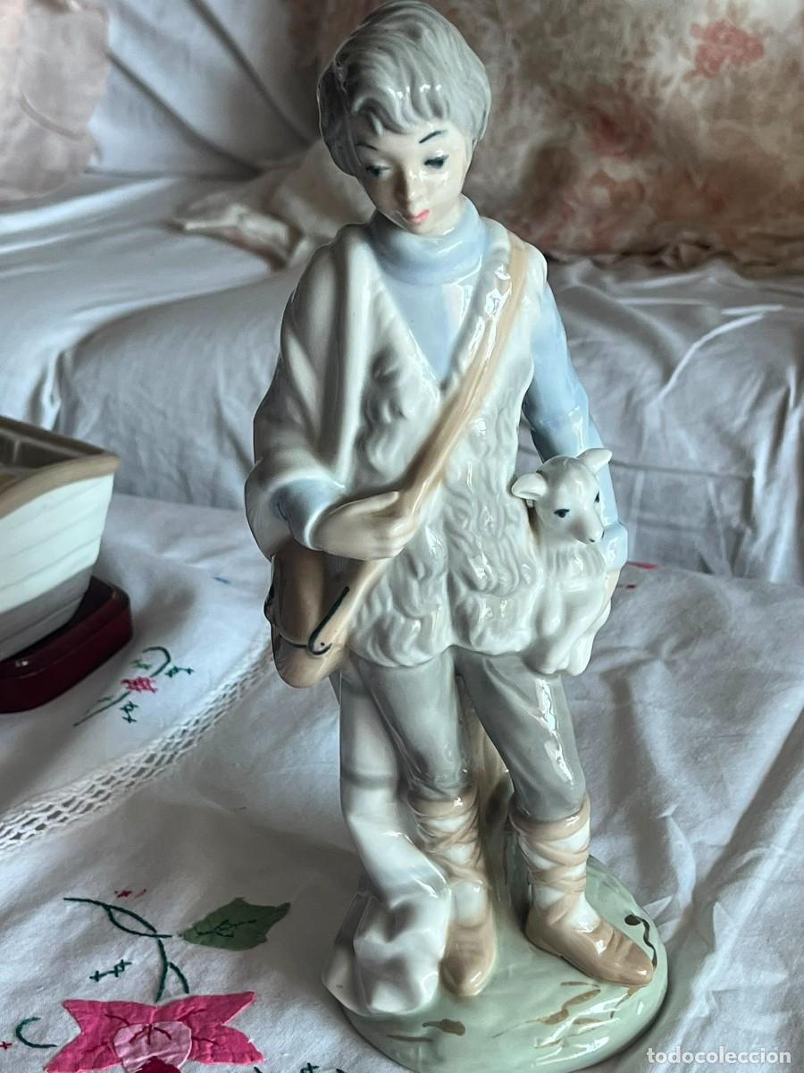 Antig&uuml;edades: Figura Sambo de porcelana con cordero