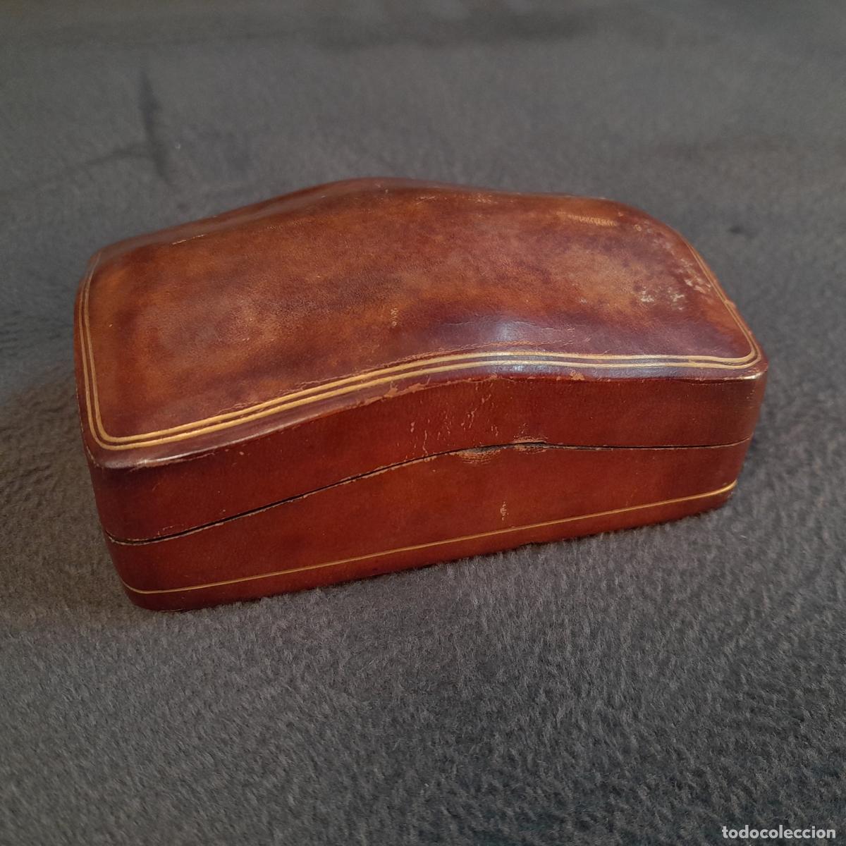 Antig&uuml;edades: CAJA DE PIEL FORRADA CON PERFILACI&Oacute;N DORADA. SIGLO XX.