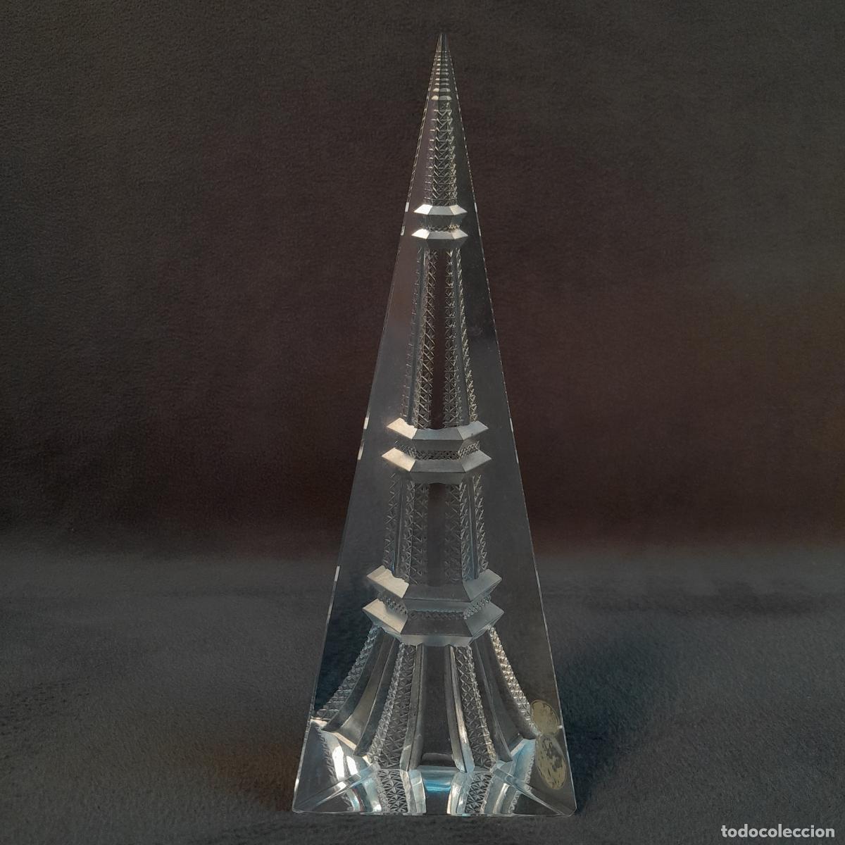 Antiquit&eacute;s: FIGURA DE CRISTAL TALLADO CON EFECTO &Oacute;PTICO DE MONUMENTO. SIGLO XX
