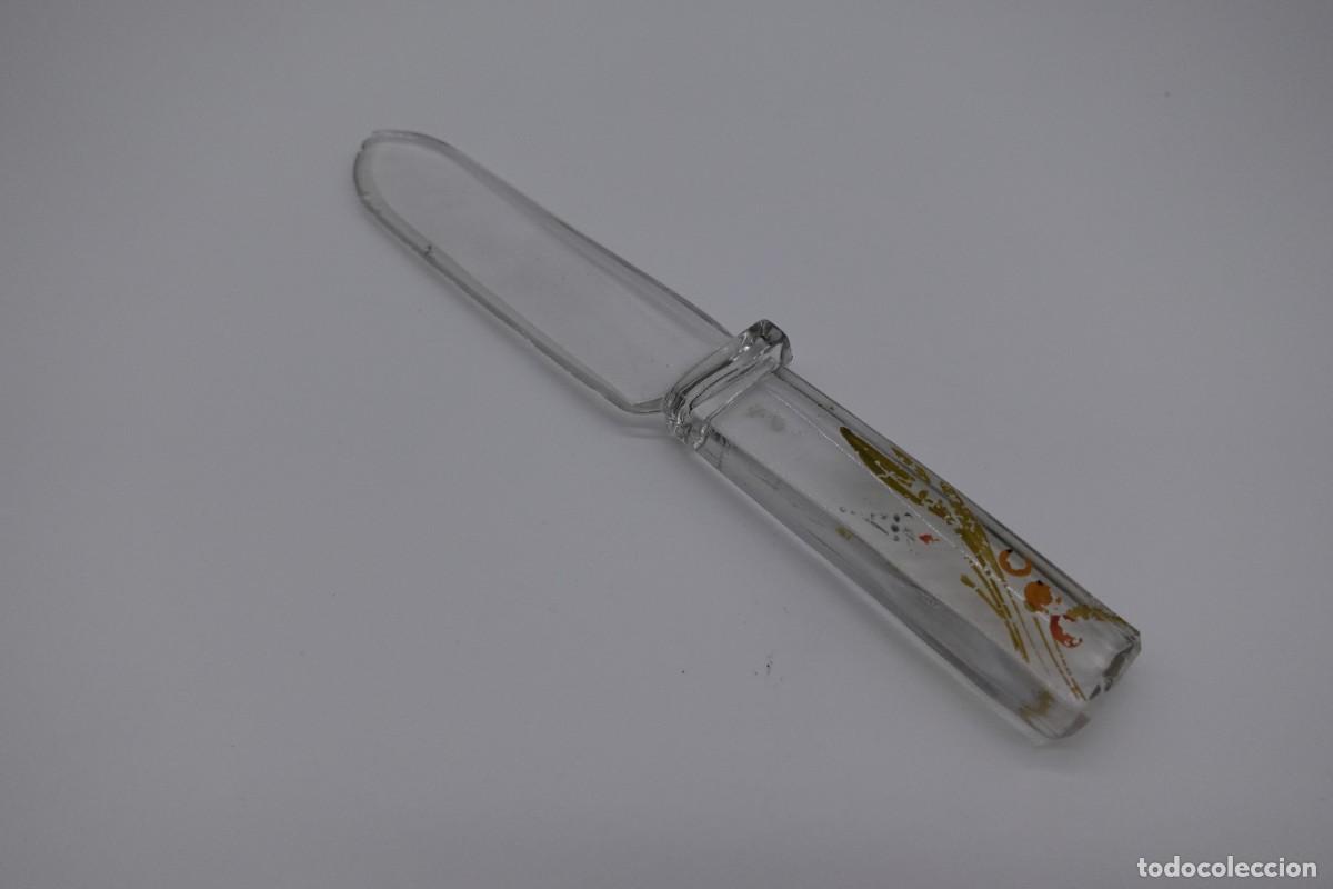 Antig&uuml;edades: ABRECARTAS ANTIGUO EN CRISTAL MACIZO CON MANGO DECORADO
