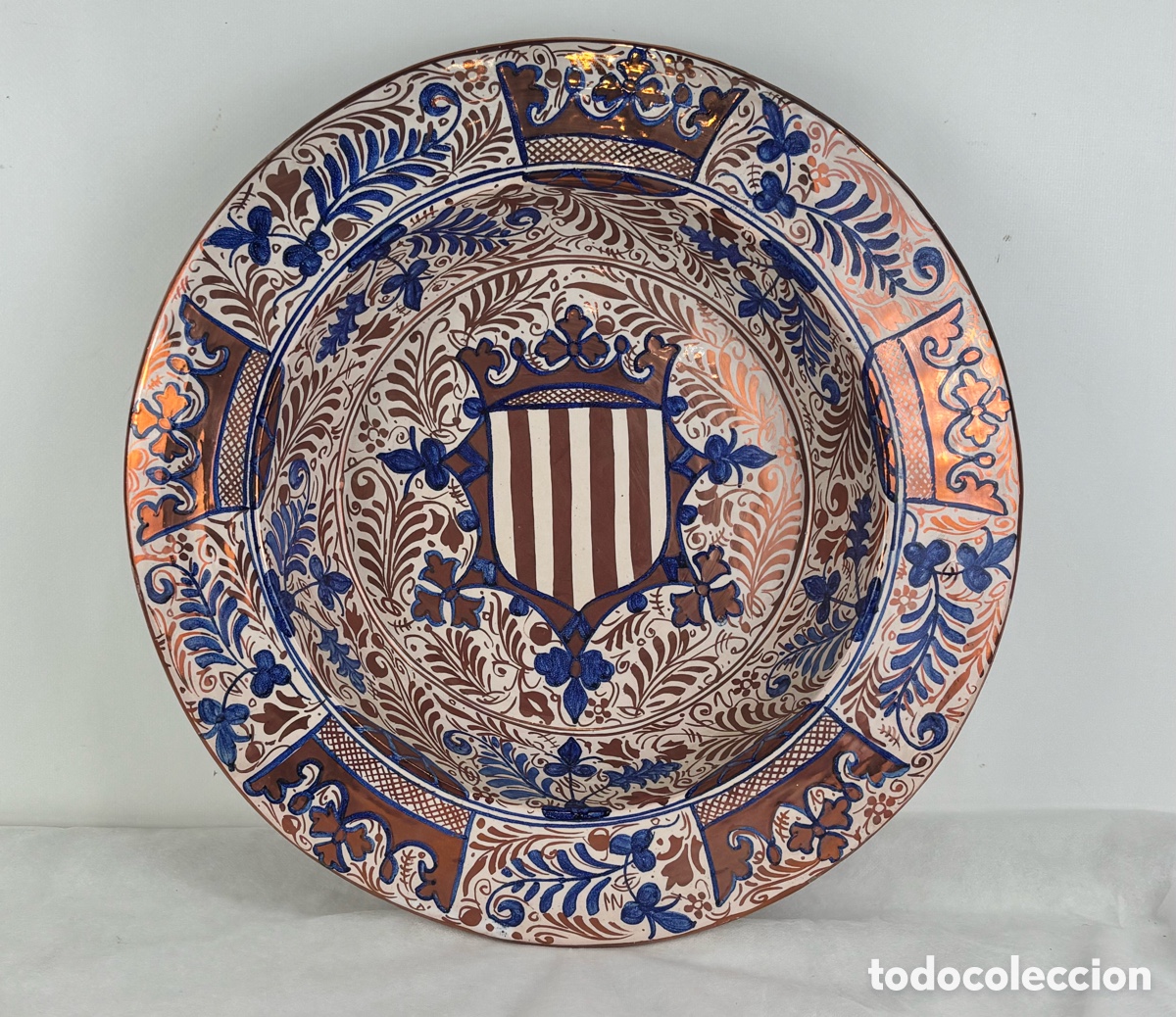 Antig&uuml;edades: PLATO DE CER&Aacute;MICA DE REFLEJOS MET&Aacute;LICOS CON ESCUDO HERALDICO - 46 X 46 X 7,5 CM