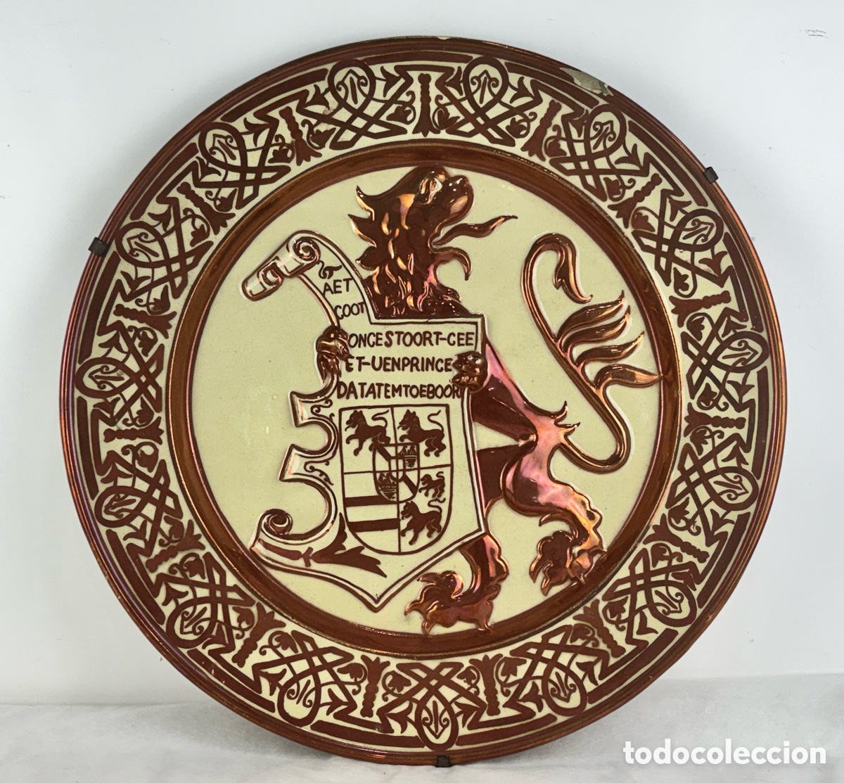 Antig&uuml;edades: PLATO DE CER&Aacute;MICA DE REFLEJOS MET&Aacute;LICOS - LE&Oacute;N RAMPANTE CON ESCUDO HERALDICO - 49,5 X 49.5 CM