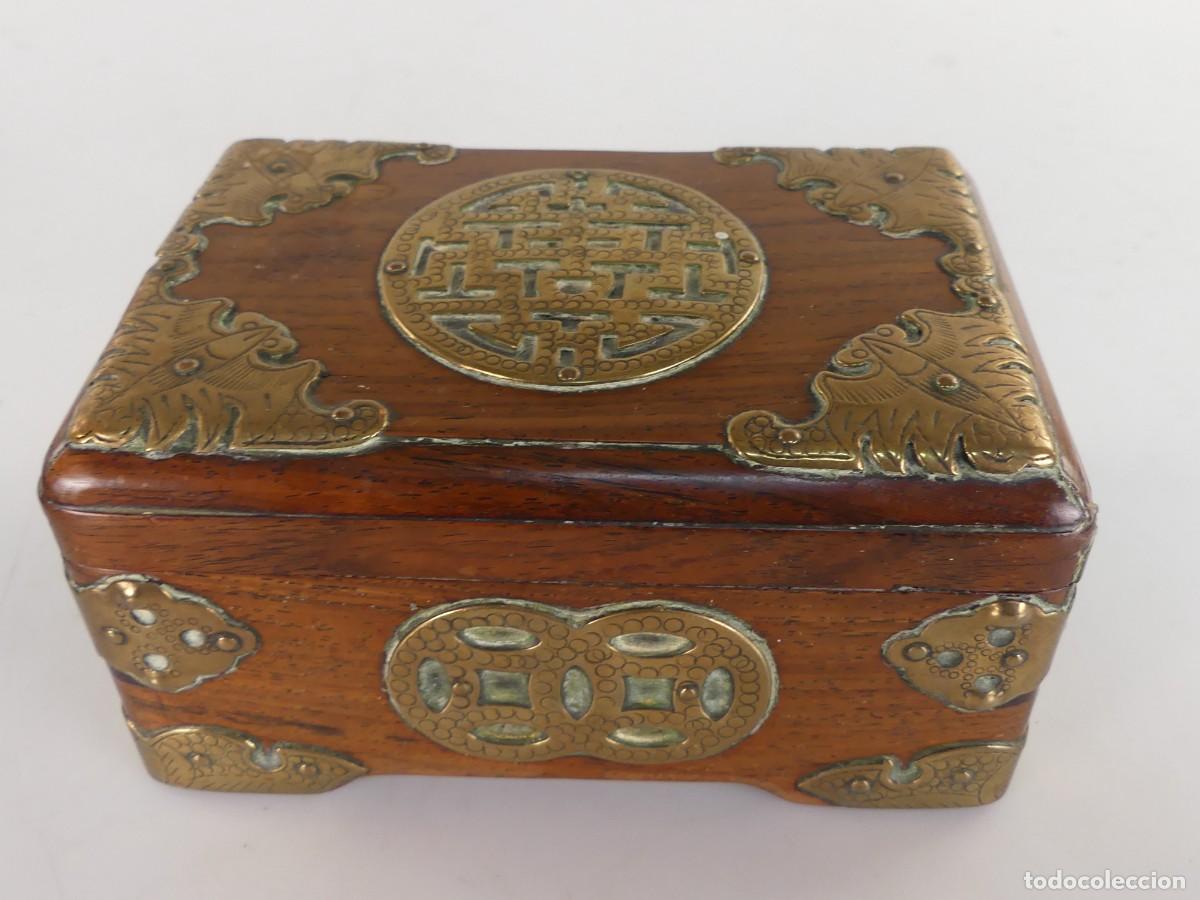 Antiguidades: CAJA JOYERO DE MADERA CON ADORNOS DE LATON