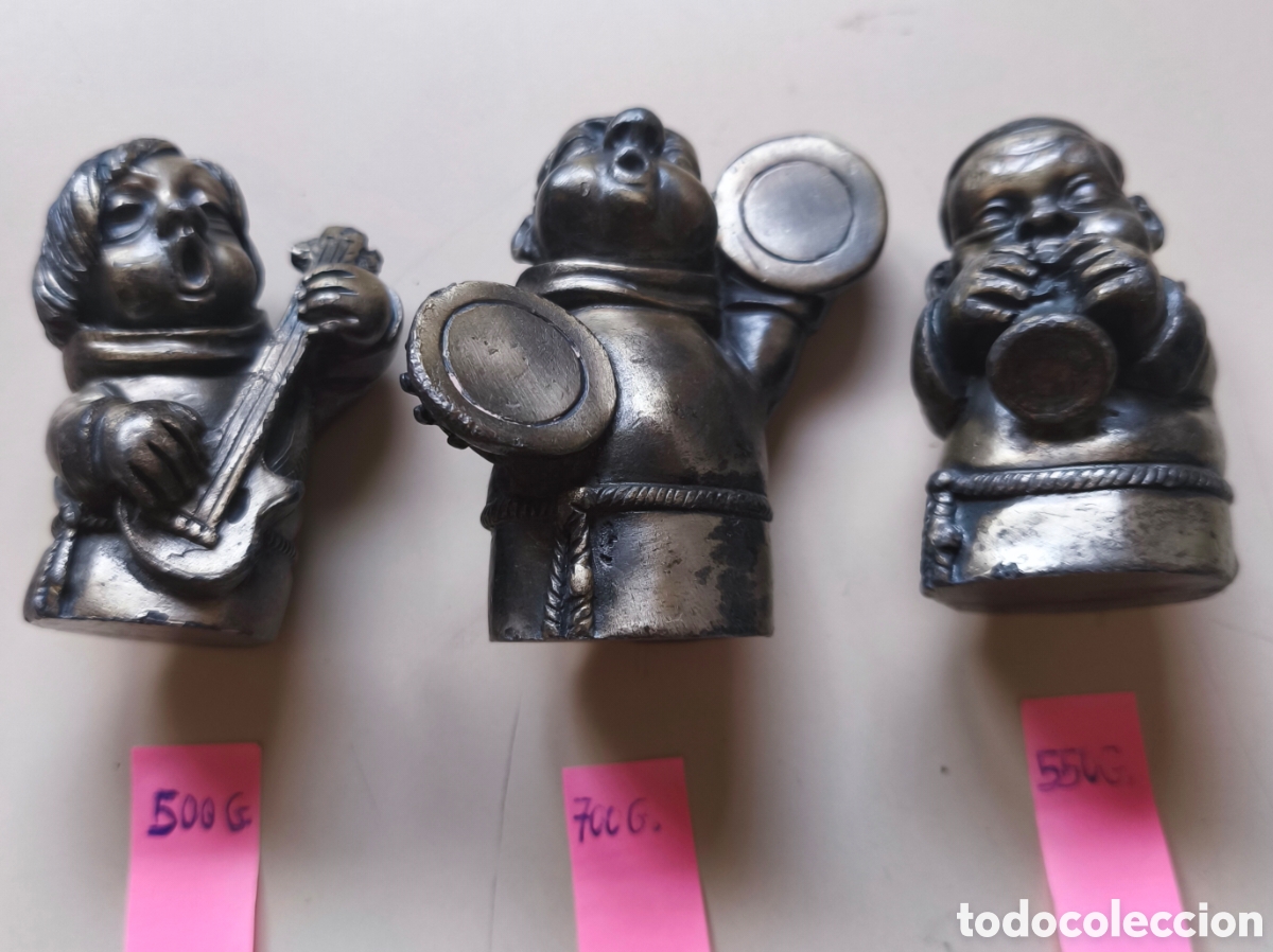 Antig&uuml;edades: Monjes m&uacute;sicos de peltre (una aleaci&oacute;n de esta&ntilde;o, cobre, antimonio y plomo) y ba&ntilde;adas en plata.