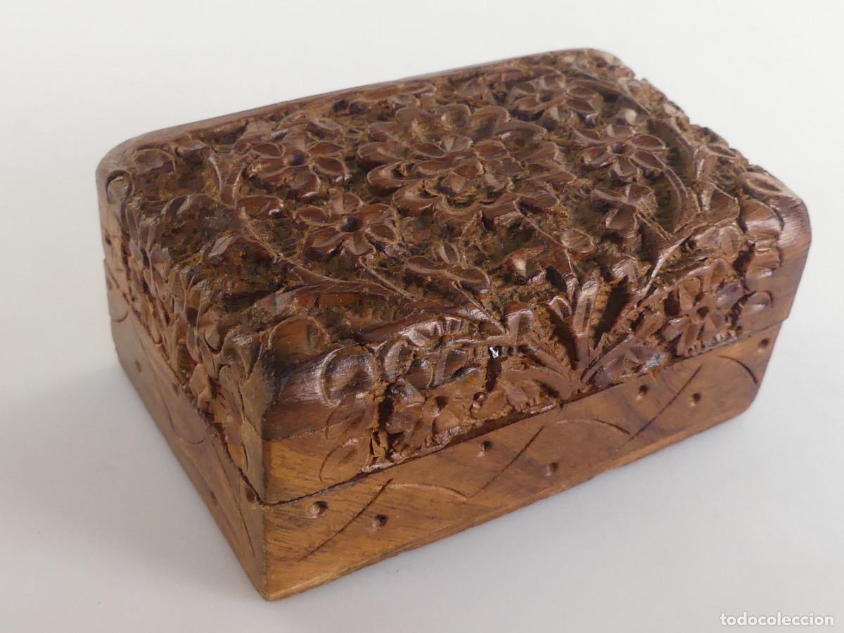 Antiguidades: BONITA CAJA TALLADA DE MADERA