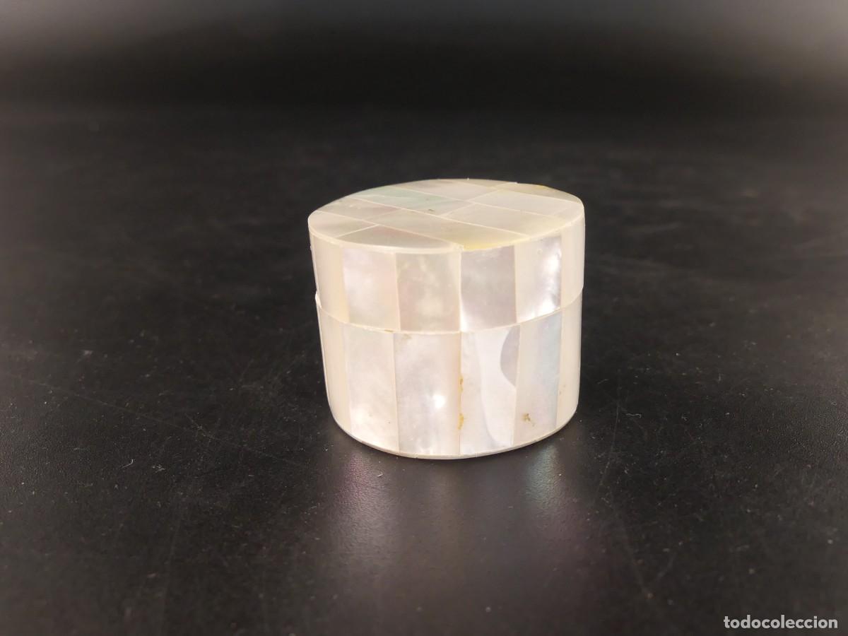 Antiguidades: CAJA CAJITA PASTILLERO HECHO DE NACAR