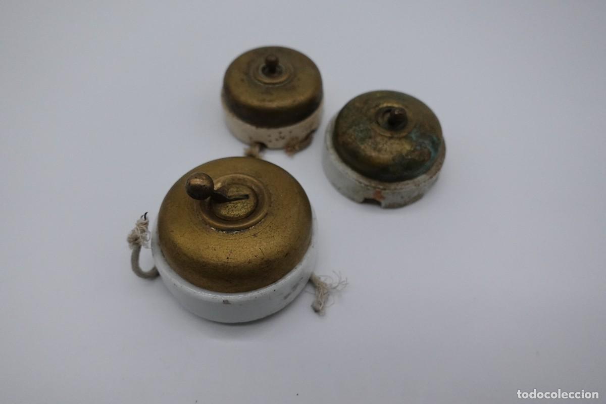 Antig&uuml;edades: LOTE DE 3 INTERRUPTORES ANTIGUOS DE CONMUTACI&Oacute;N PORCELANA BLANCA Y LAT&Oacute;N