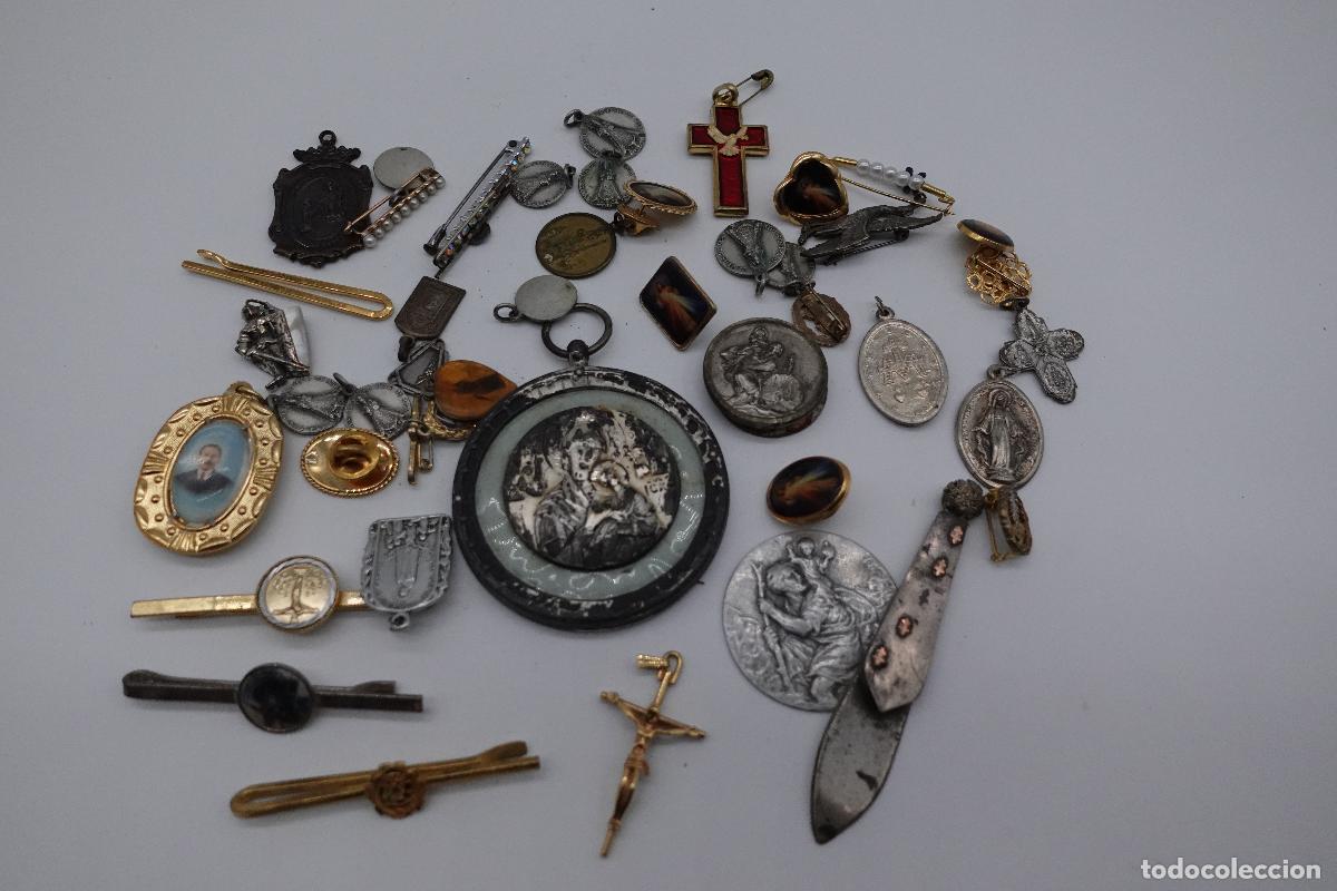Antig&uuml;edades: GRAN LOTE DE MEDALLAS RELIGIOSAS CRUCIF&Iacute;JOS INSIGNIAS Y PINES VINTAGE VARIADOS