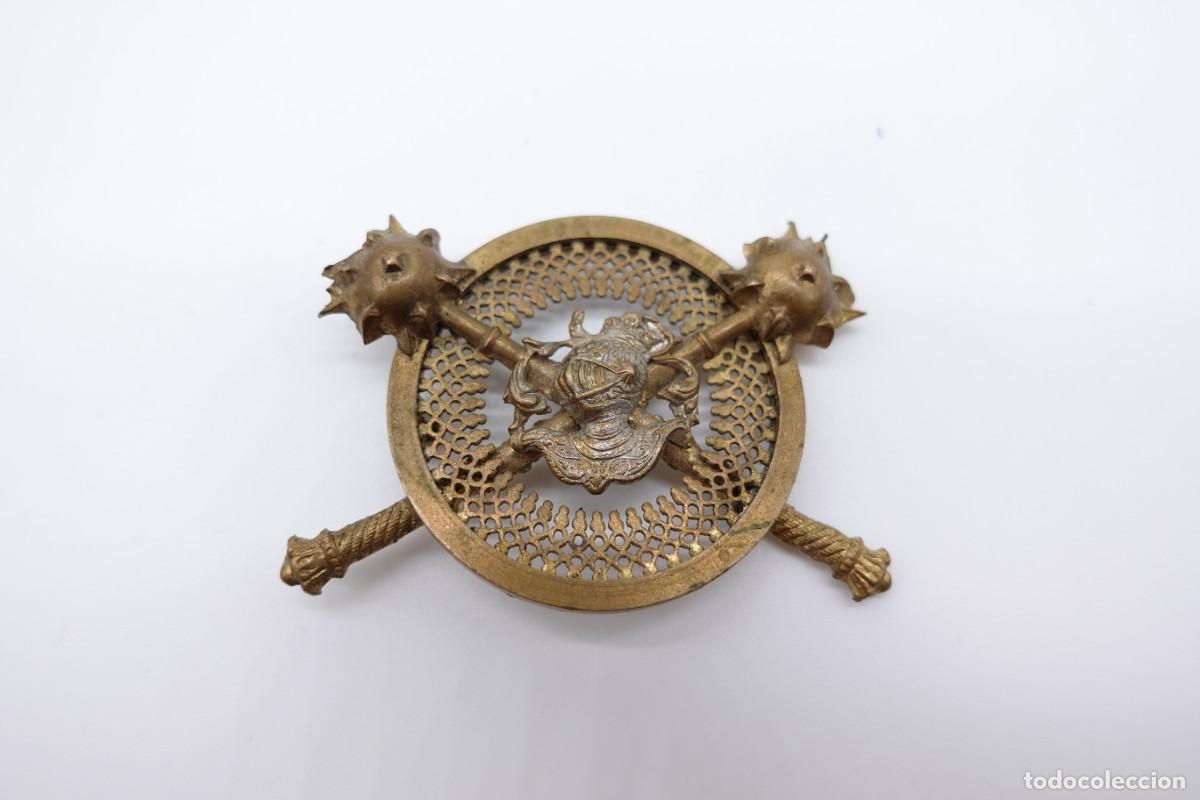 Oggetti Antichi: INSIGNIA MILITAR VINTAGE CASCO DE CABALLERO Y MAZAS DE GUERRA SOBRE CORONA