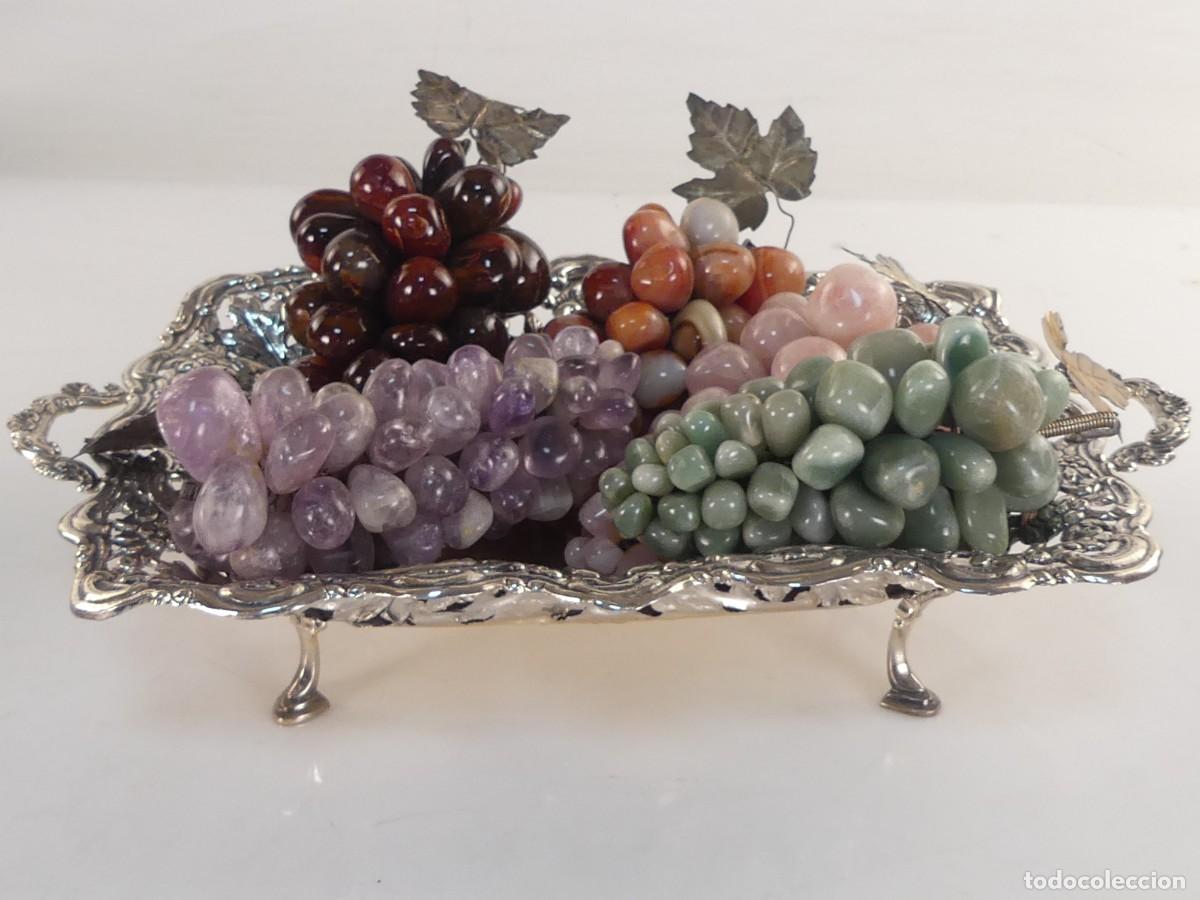 Antiquit&eacute;s: DECORACI&Oacute;N SOBREMESA RAMOS DE UVAS DE PIEDRAS NATURALES CON PRECIOSO PLATO METAL PLATEADO