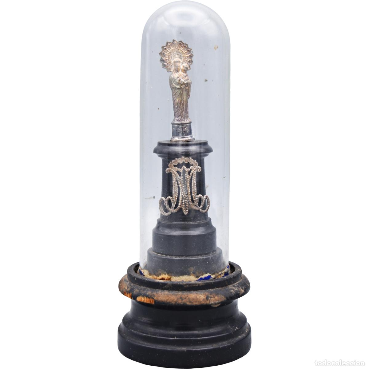 Antiquit&auml;ten: Virgen antigua de metal con base de madera y fanal