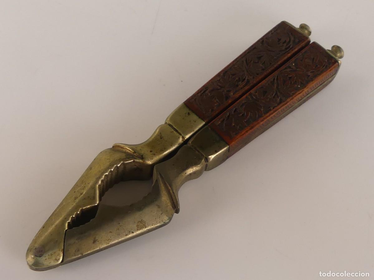 Antig&uuml;edades: CASCANUECES CASCAPI&Ntilde;ONES DE BRONCE O LATON Y MADERA