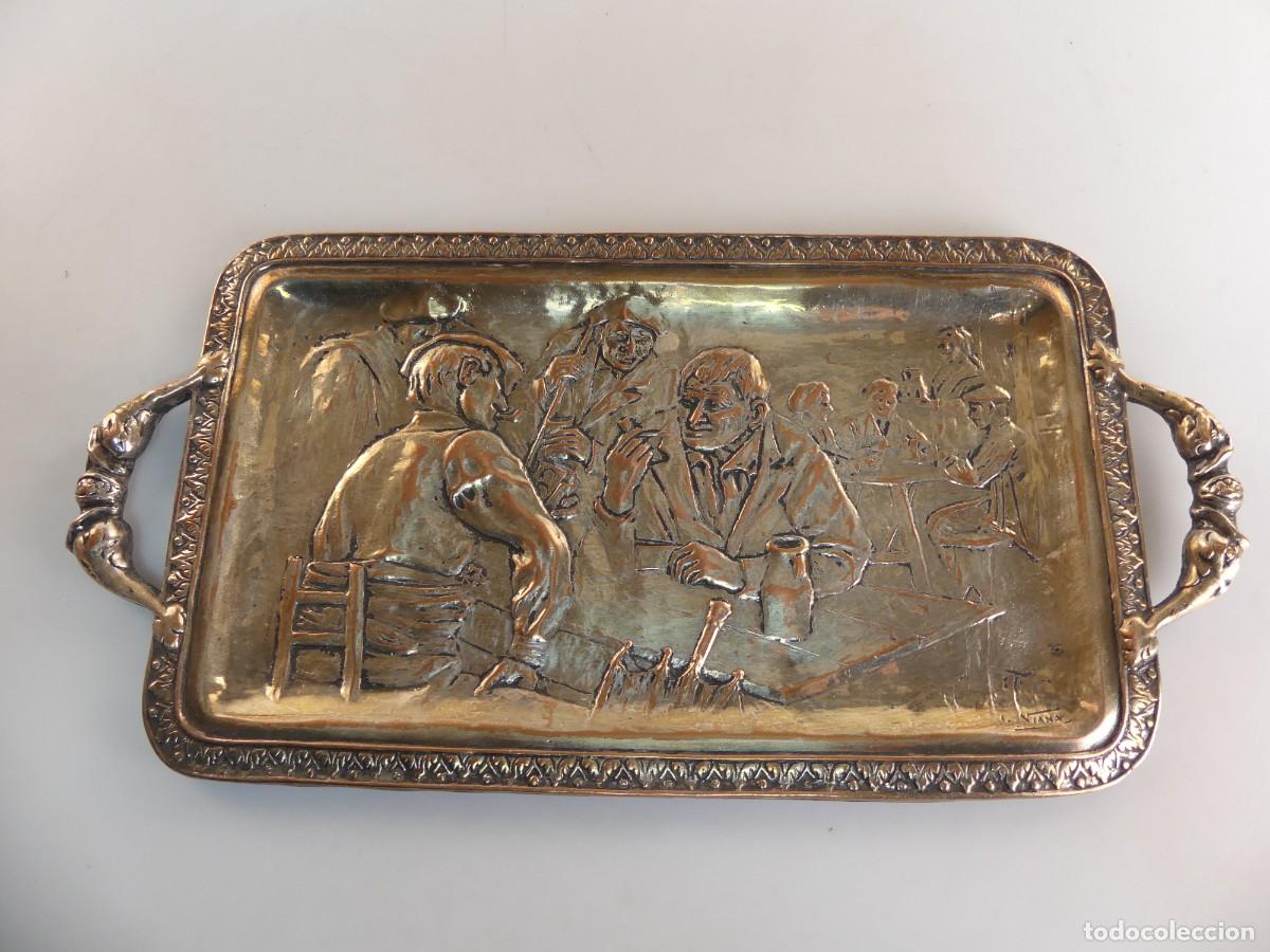 Oggetti Antichi: PRECIOSA BANDEJA DE METAL FIGURAS EN RELIEVE