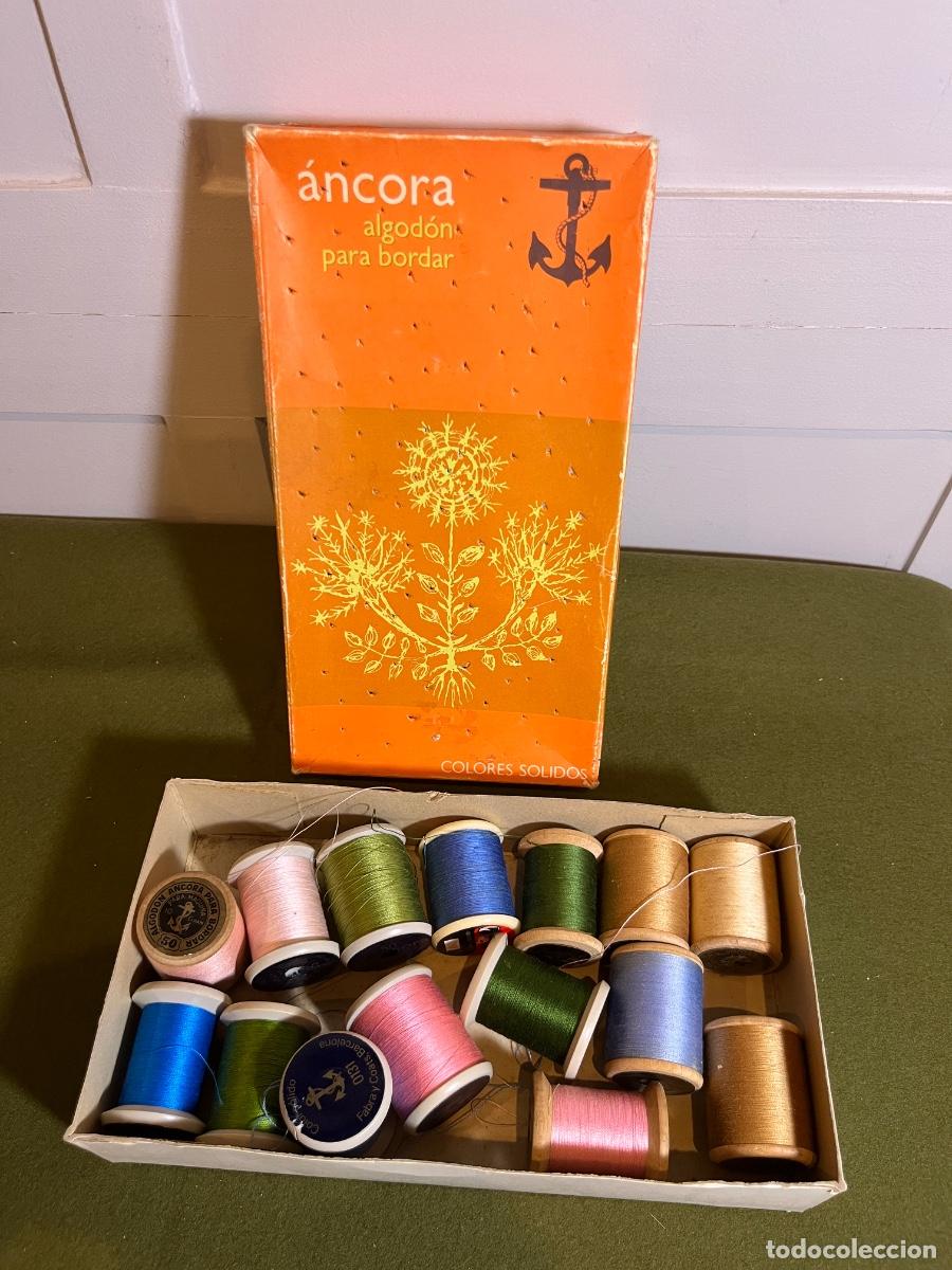 Antiquit&auml;ten: Caja antigua &Aacute;ncora algod&oacute;n para bordar con surtido de bobinas e hilos colores s&oacute;lidos mercer&iacute;a vint
