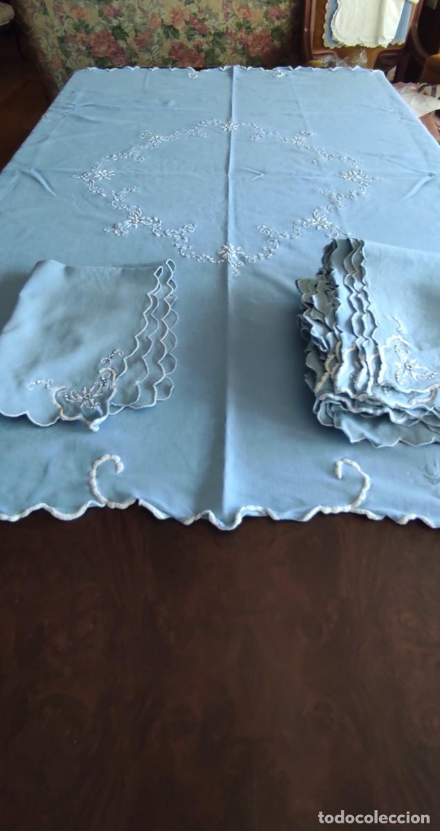 Antig&uuml;edades: ELEGANTE JUEGO DE MANTEL VINTAGE AZUL CELESTE CON BORDADO FLORAL BLANCO, TAPETE Y 8 SERVILLETAS Ju