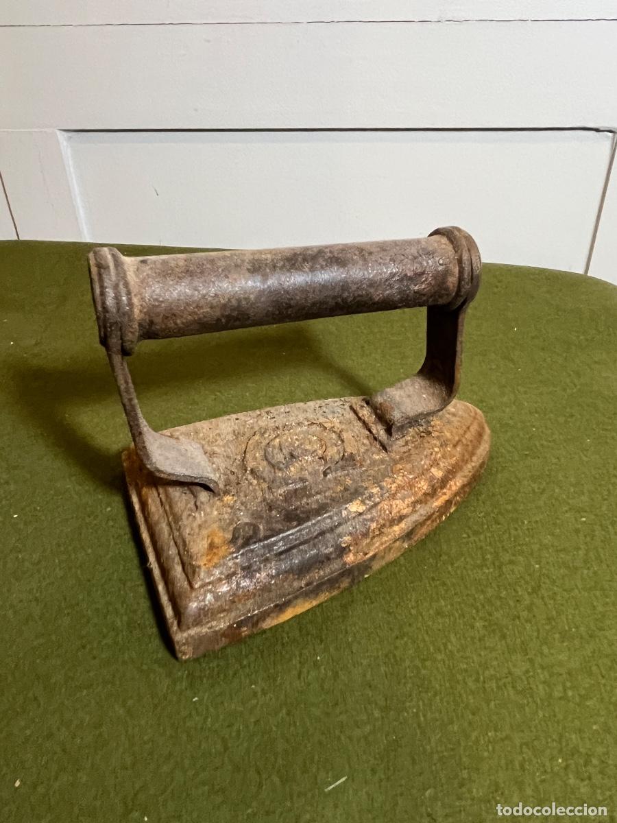 Antig&uuml;edades: Plancha antigua de hierro macizo para brasas siglo XIX XX con escudo en relieve y mango cil&iacute;ndrico