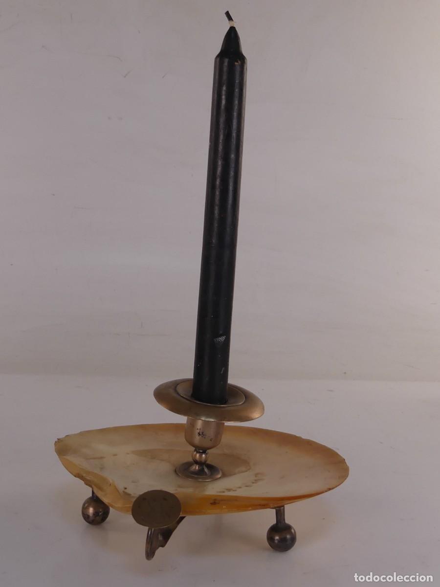 Antiques: ANTIGUO CANDELABRO PORTAVELAS DE METAL PLATEADO Y CONCHA DE NACAR