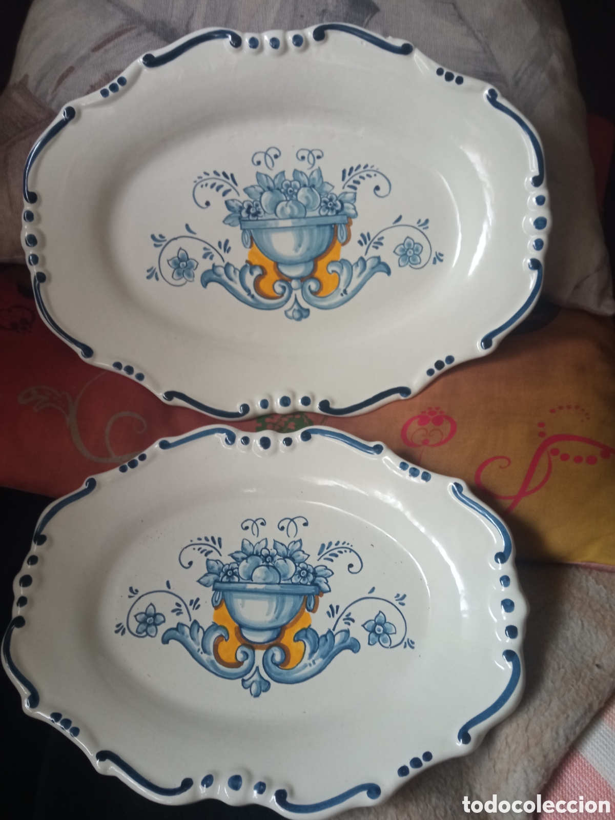 Antig&uuml;edades: Dos preciosas bandejas de cer&aacute;mica de Talavera del gran maestro Carlos Garrido, 29 y 25 cm