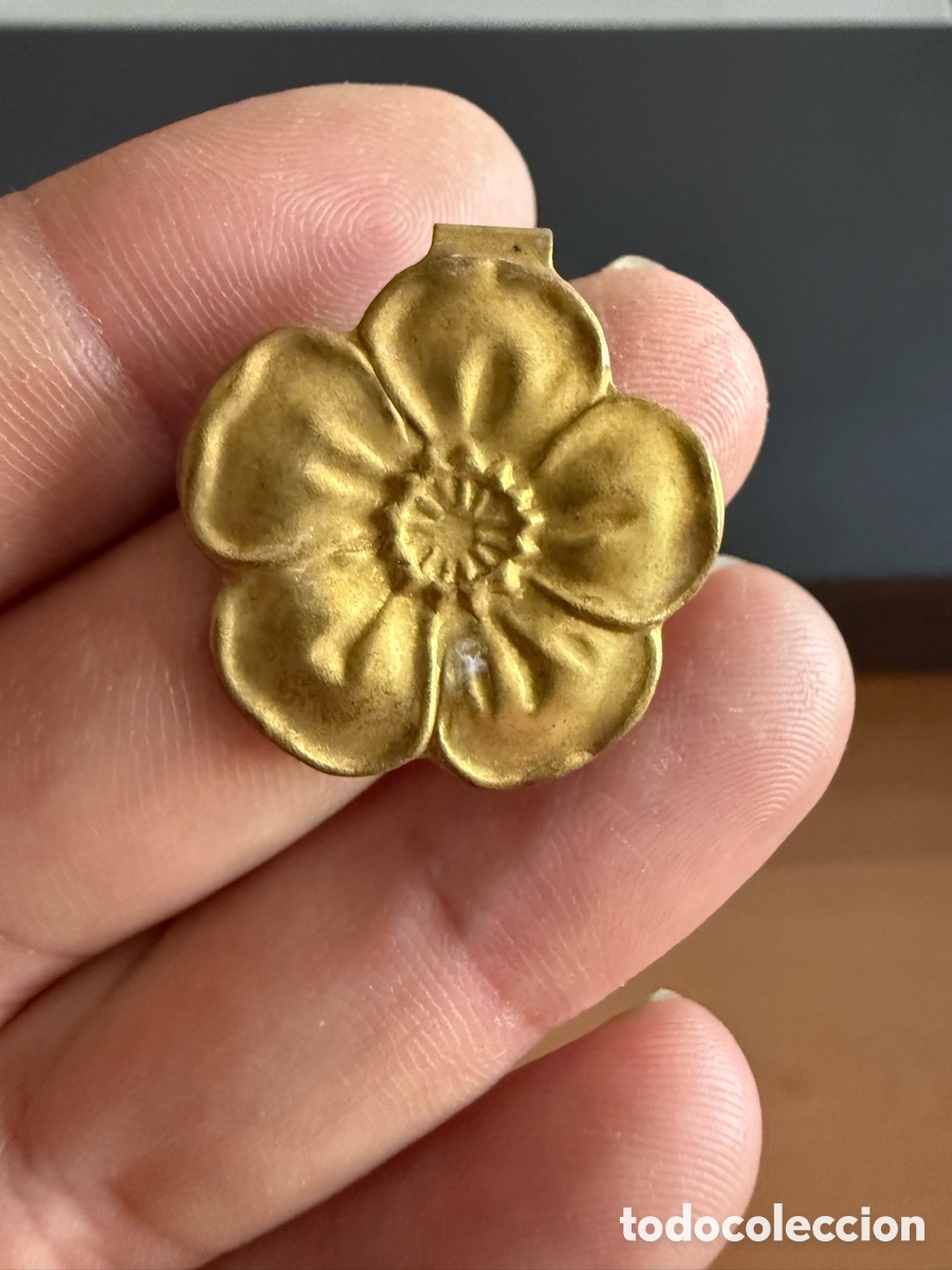 Antig&uuml;edades: EMBLEMA AUXILIO SOCIAL DE SOLAPA SERIE V HITOS N&ordm; 15 FLOR DE ALMENDRO