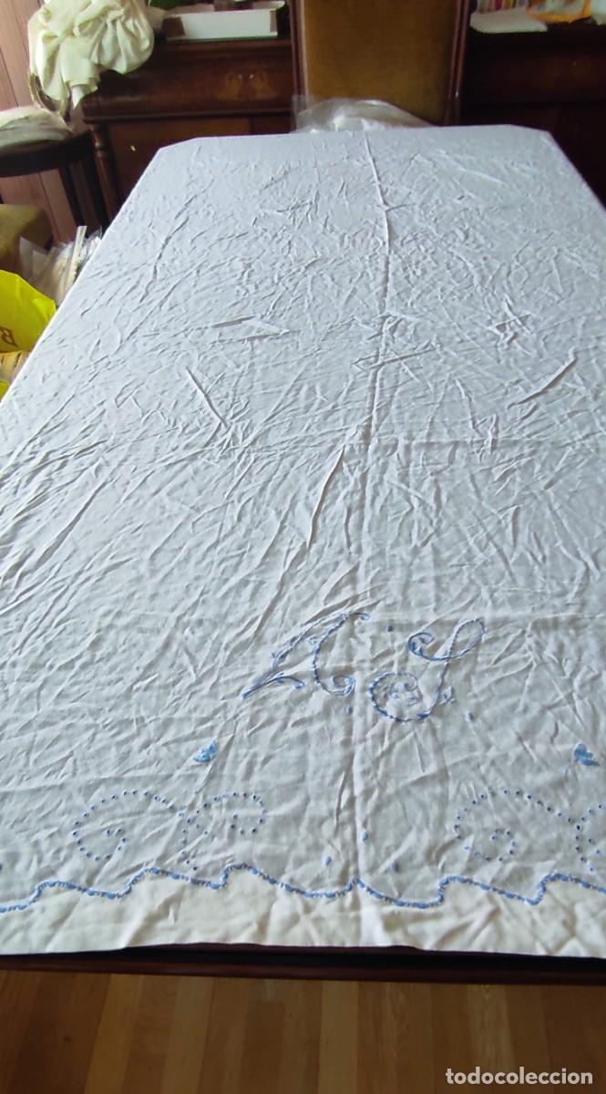 Antig&uuml;edades: ANTIGUA SABANA ENCIMERA DE HILO BLANCO CON INICIALES BORDADAS EN AZUL &rdquo;A. G.&rdquo; (140 x 210 cm