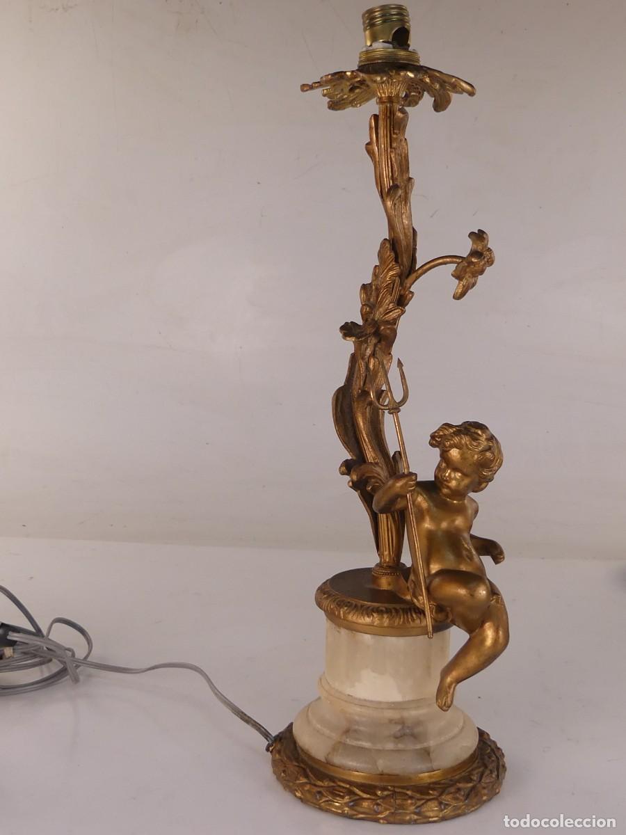 Antig&uuml;edades: L&aacute;mpara Imperio con figura de amorcillo con tridente. Base de bronce, alabastro