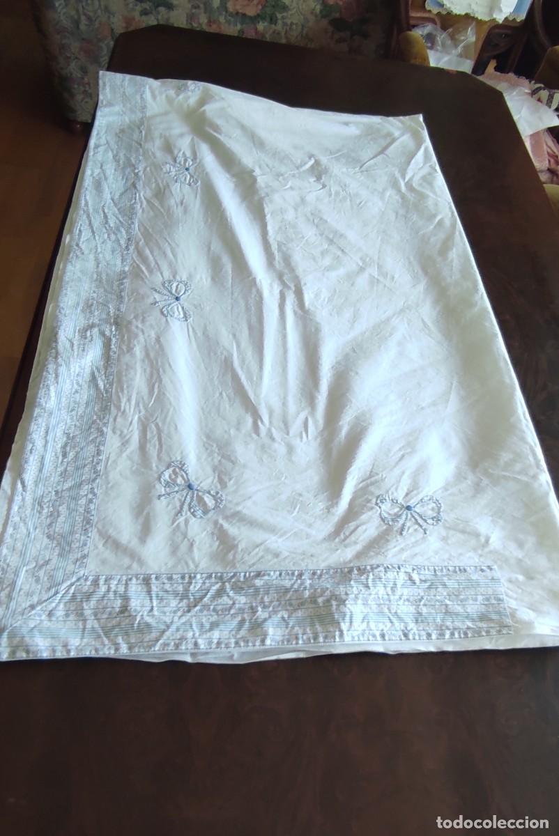 Antig&uuml;edades: ANIGUA SABANA DE EMBOZO - HILO BLANCO CON APLICACIONES DE LAZOS Y CENEFA FLORAL AZUL. 216X256.
