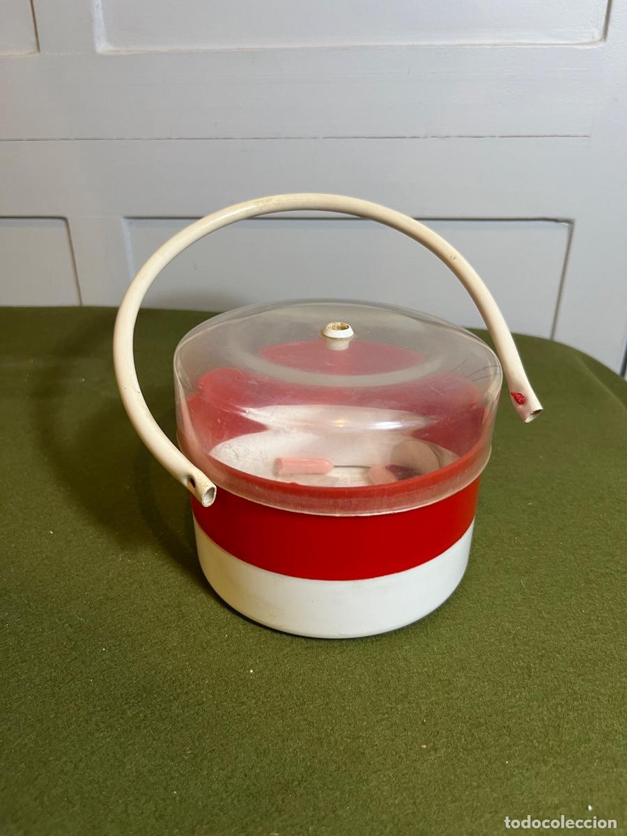 Antig&uuml;edades: Portaovillos vintage de pl&aacute;stico Space Age a&ntilde;os 60 70 dispensador de lana e hilo con asa transparent