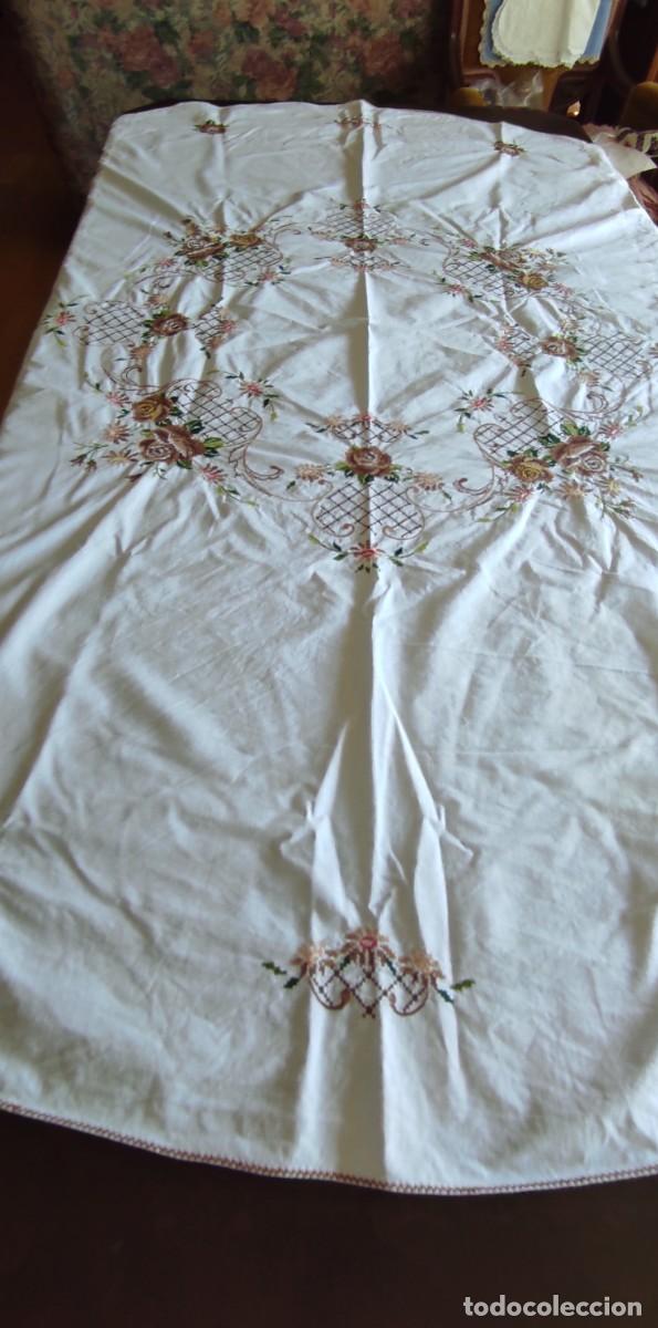 Antig&uuml;edades: ANTIGUO MANTEL REDONDO DE HILO BLANCO - GRAN BORDADO A MANO EN PUNTO DE CRUZ CON MOTIVOS DE ROSAS (&Oslash;