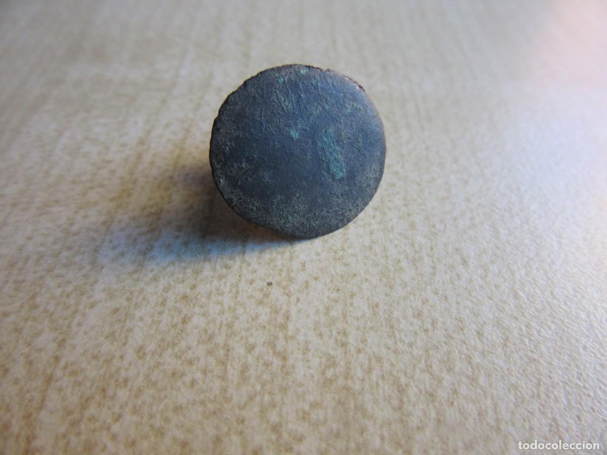 Antig&uuml;edades: Remache o bot&oacute;n ornamental de bronce medieval o romano Di&aacute;metro 1,5 cm