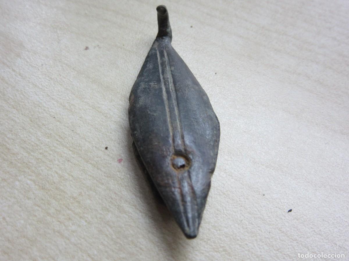 Antig&uuml;edades: Enganche de correaje en forma de hoja medieval Bronce Longitud 4,7 cm