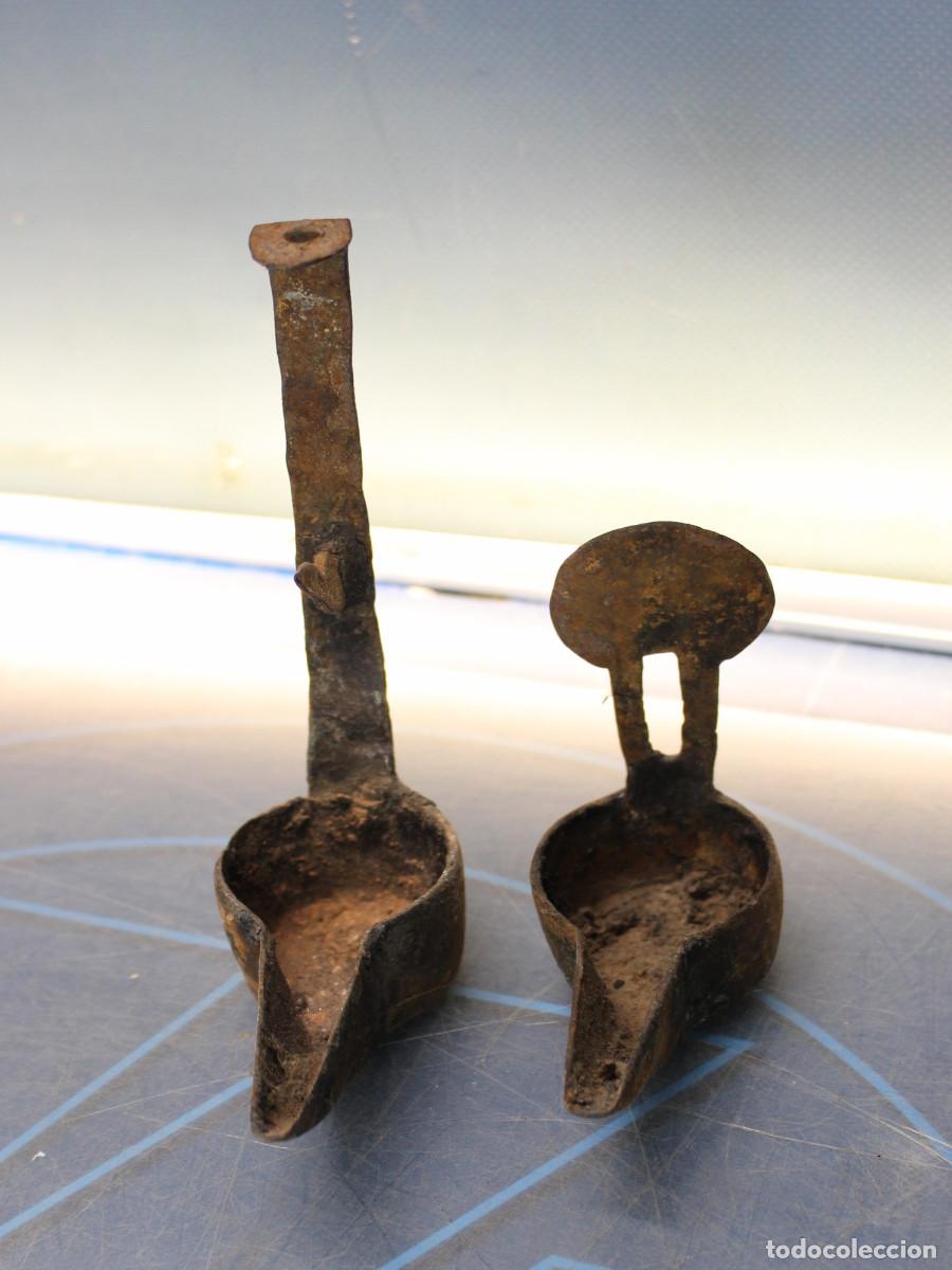 Antig&uuml;edades: Candil antiguo de hierro forjado, l&aacute;mpara de aceite.
