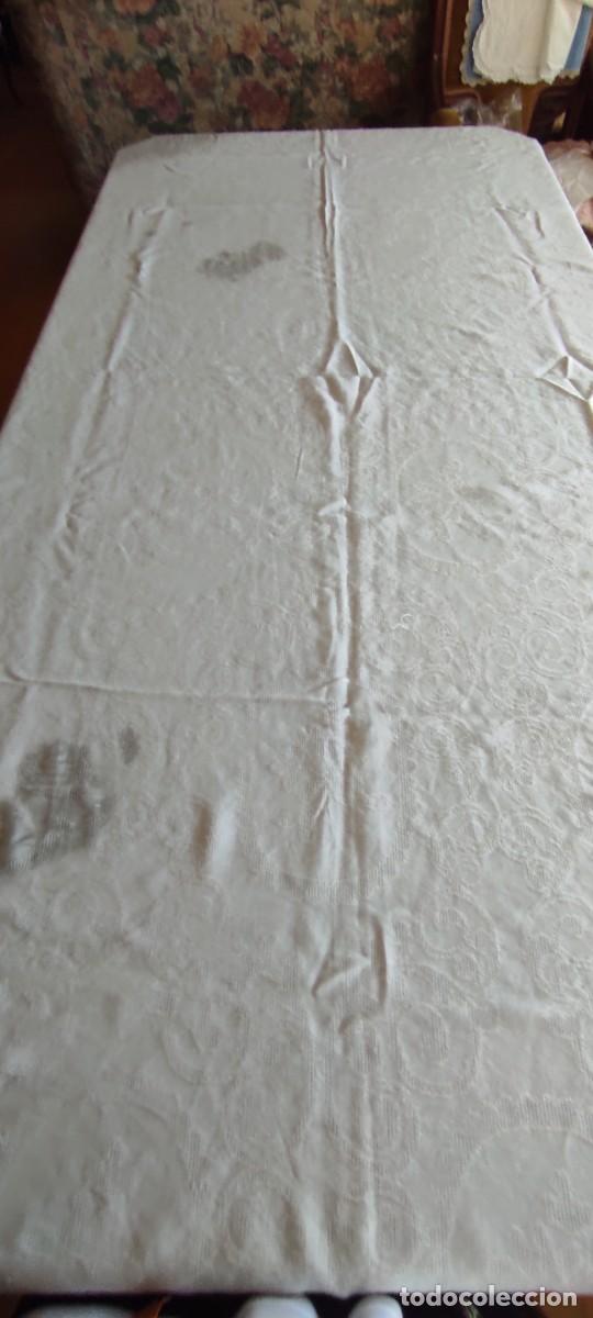 Antig&uuml;edades: ANTIGUO MANTEL ADAMASCADO BLANCO CON PUNTILLA DE ENCAJE HECHA A MANO - MEDIDAS: 192X120