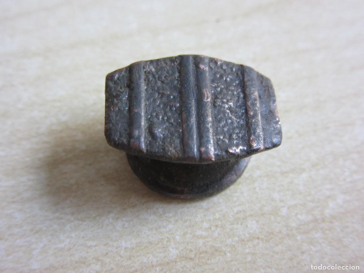 Antig&uuml;edades: Antiguo bot&oacute;n o remache ornamental de bronce Posible S XIX Medidas 1,4 x 1,1 cm