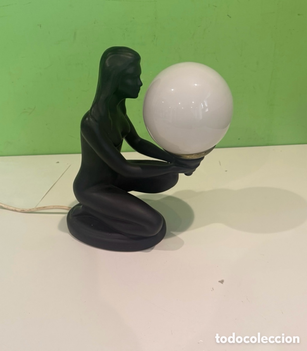 Antig&uuml;edades: L&aacute;mpara sobremesa vintage figura femenina desnuda con globo opalino a&ntilde;os 70-80