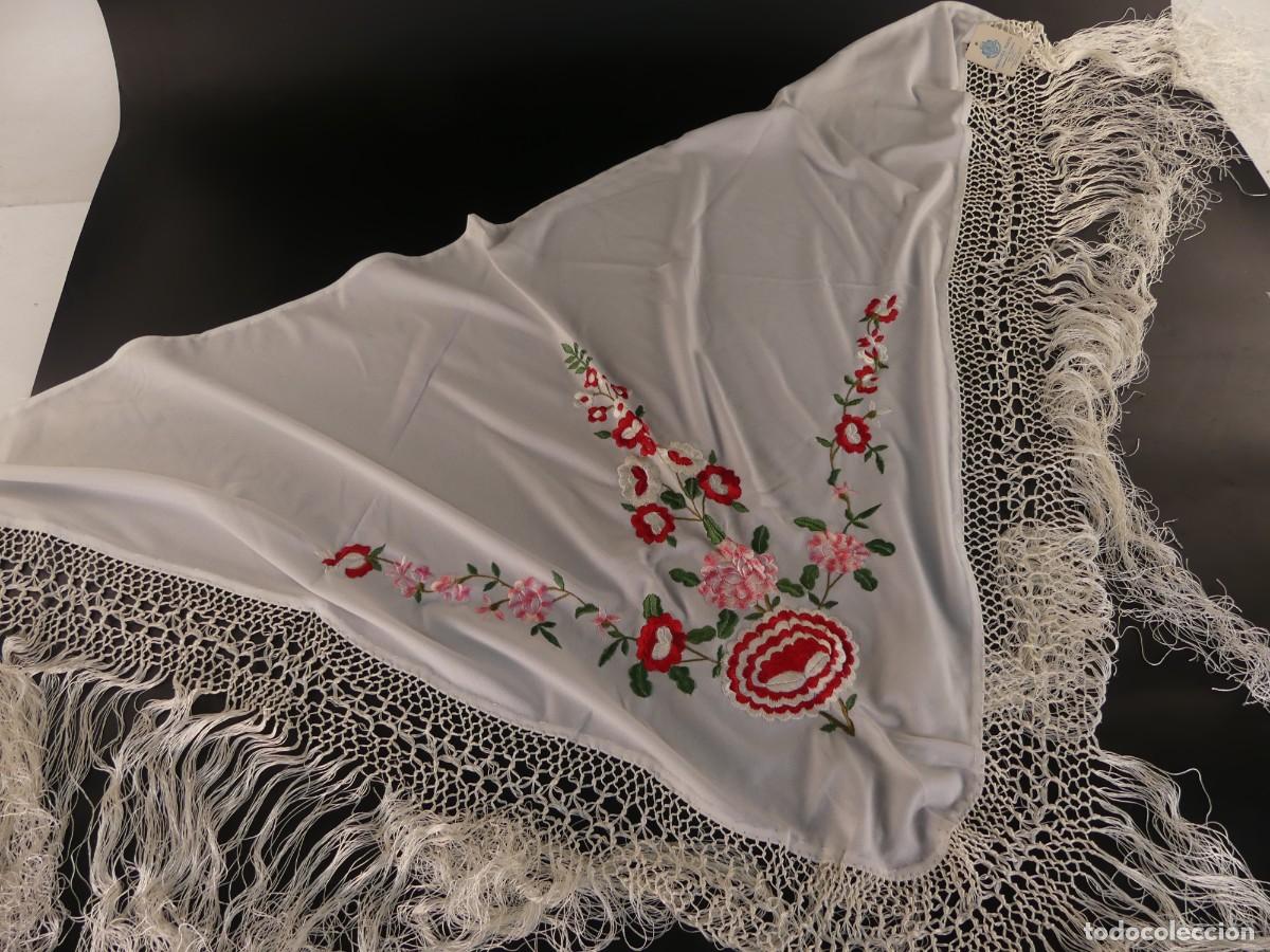 Antiguidades: MANTON BLANCO CON FLORES CON FLECOS