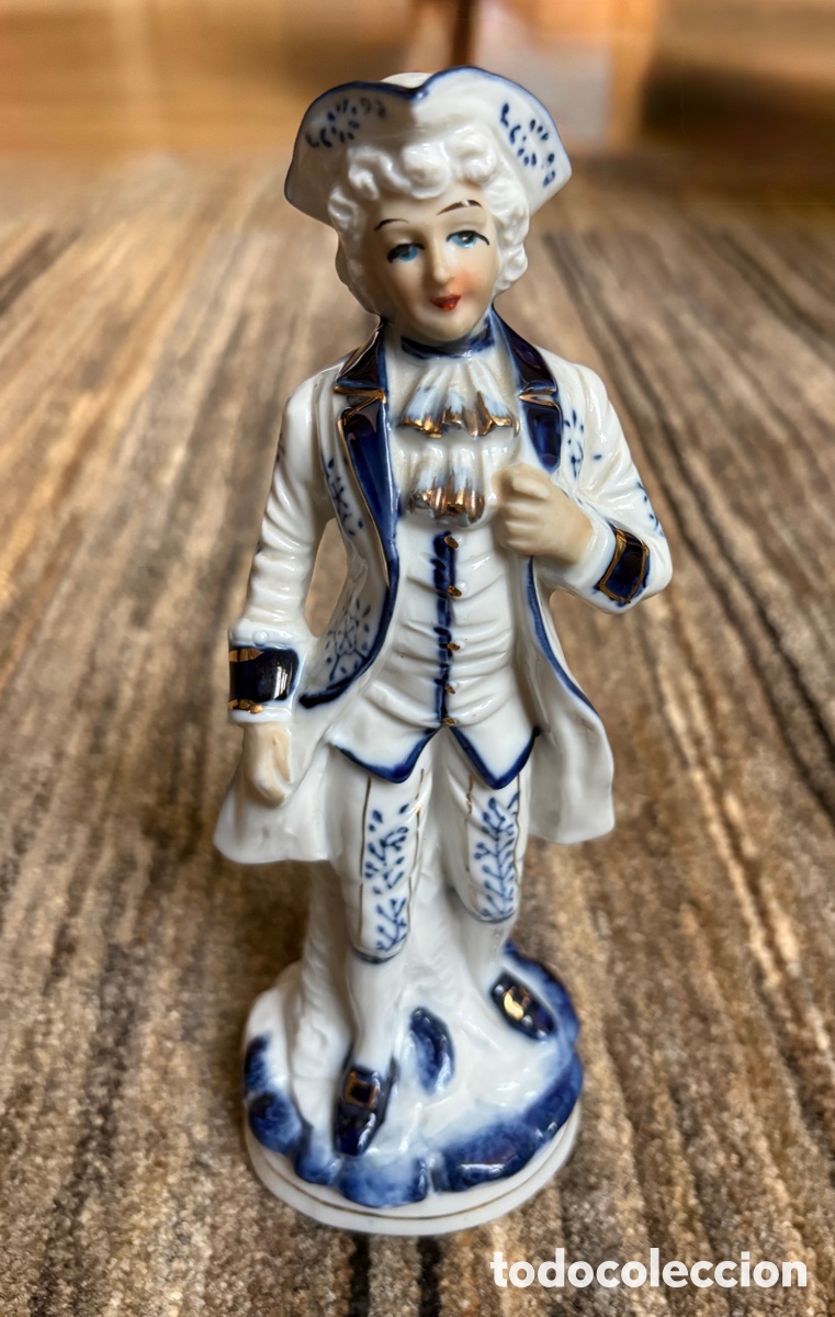 Antiguidades: (L917) Figura porcelana caballero rococ&oacute; azul cobalto y oro 21,5cm