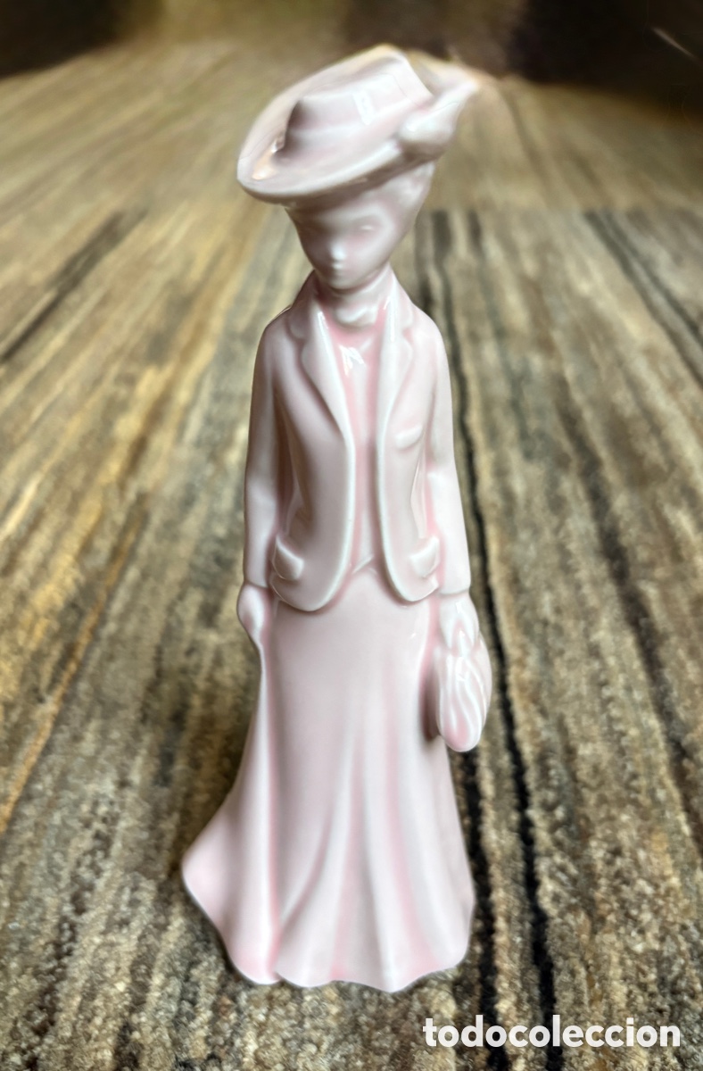 Antiguidades: (L918) Figura porcelana dama rosa sombrero y bolso 19,5cm