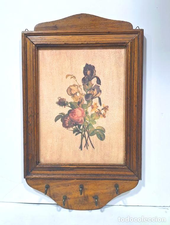 Antig&uuml;edades: Colgador llaves madera antiguo con flores