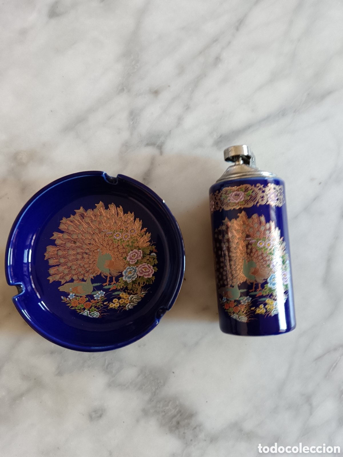 Antig&uuml;edades: Juego fumador vintage japon&eacute;s porcelana azul cobalto con mechero y cenicero pavos reales