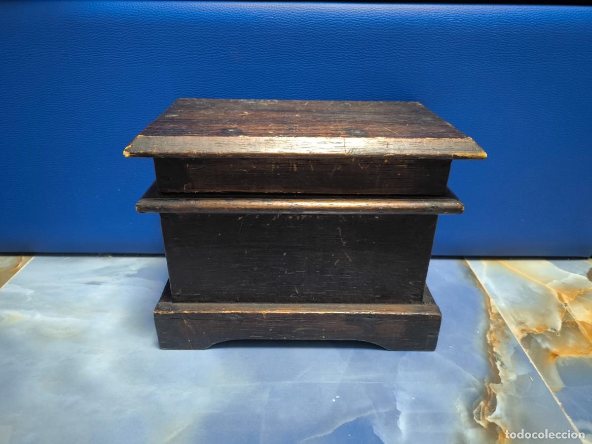 Antig&uuml;edades: Antigua caja de sacrist&iacute;a en madera maciza (c. 1900-1940)