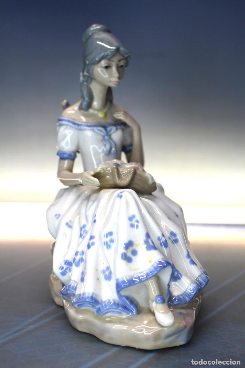 Antig&uuml;edades: 10. Porcelana Casades: Figura de mujer con cesta de flores.