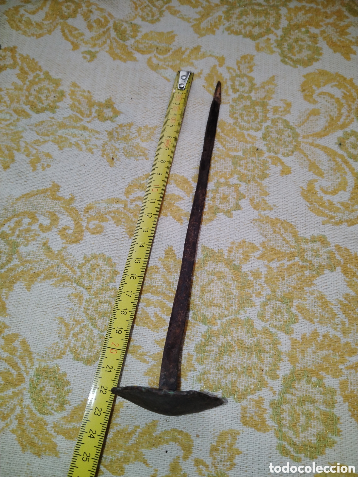 Antig&uuml;edades: Gran clavo de hierro forjado. 22 cms - Foto 2