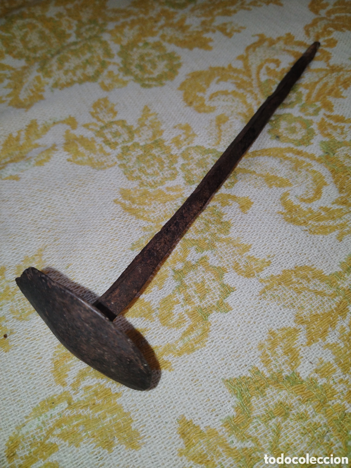 Antig&uuml;edades: Gran clavo de hierro forjado. 22 cms