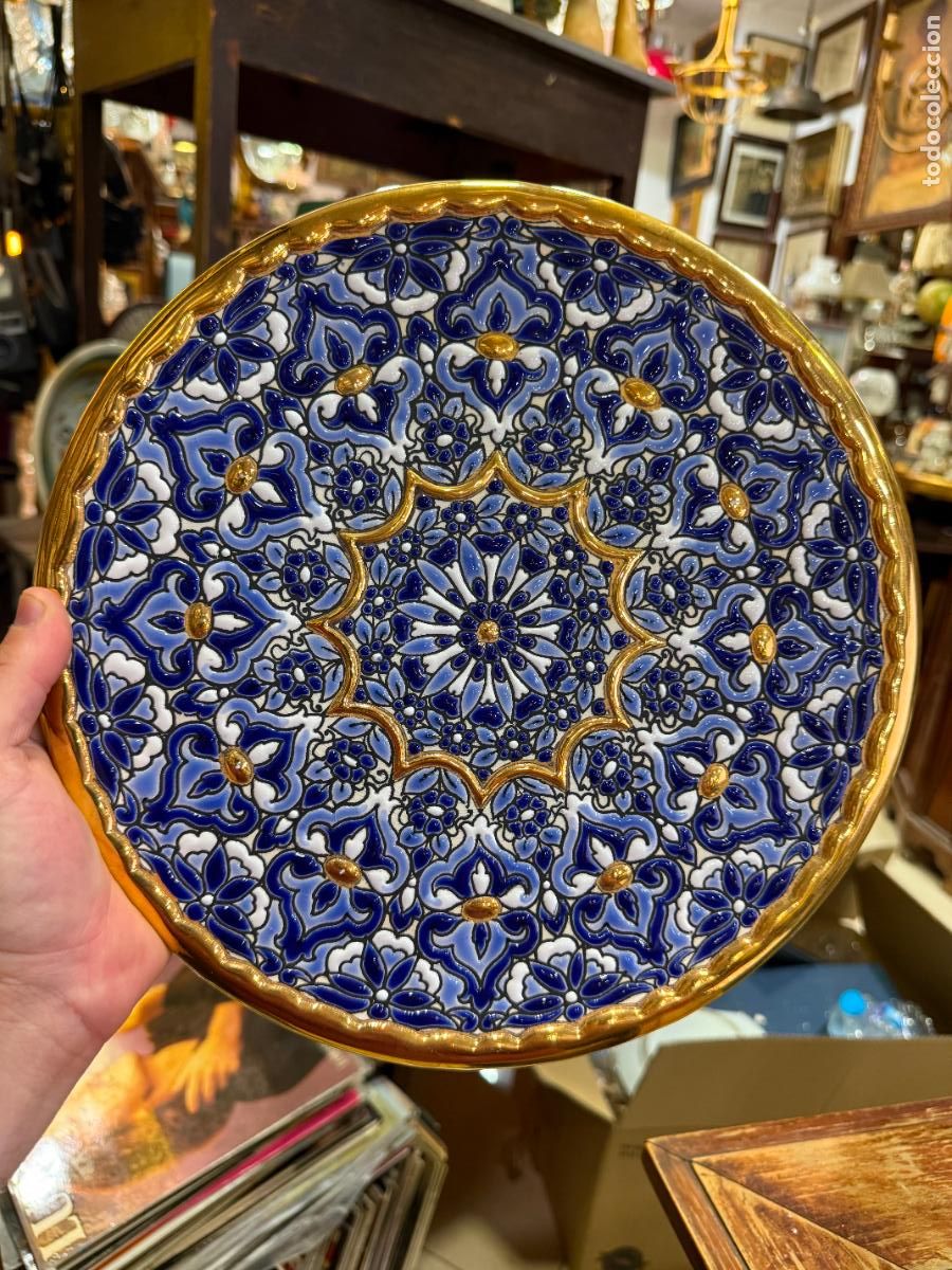 Antig&uuml;edades: PLATO CERAMICO PINTADO A MANO CON ESMALTE Y ORO FINO - MEDIDA 29 CM