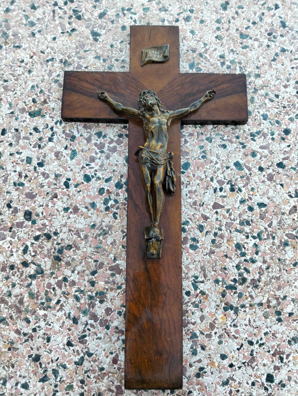 Antiguidades: Antiguo crucifijo de madera para pared figura metal dorado Jes&uacute;s Jesucristo crucificado a&ntilde;os 50-60