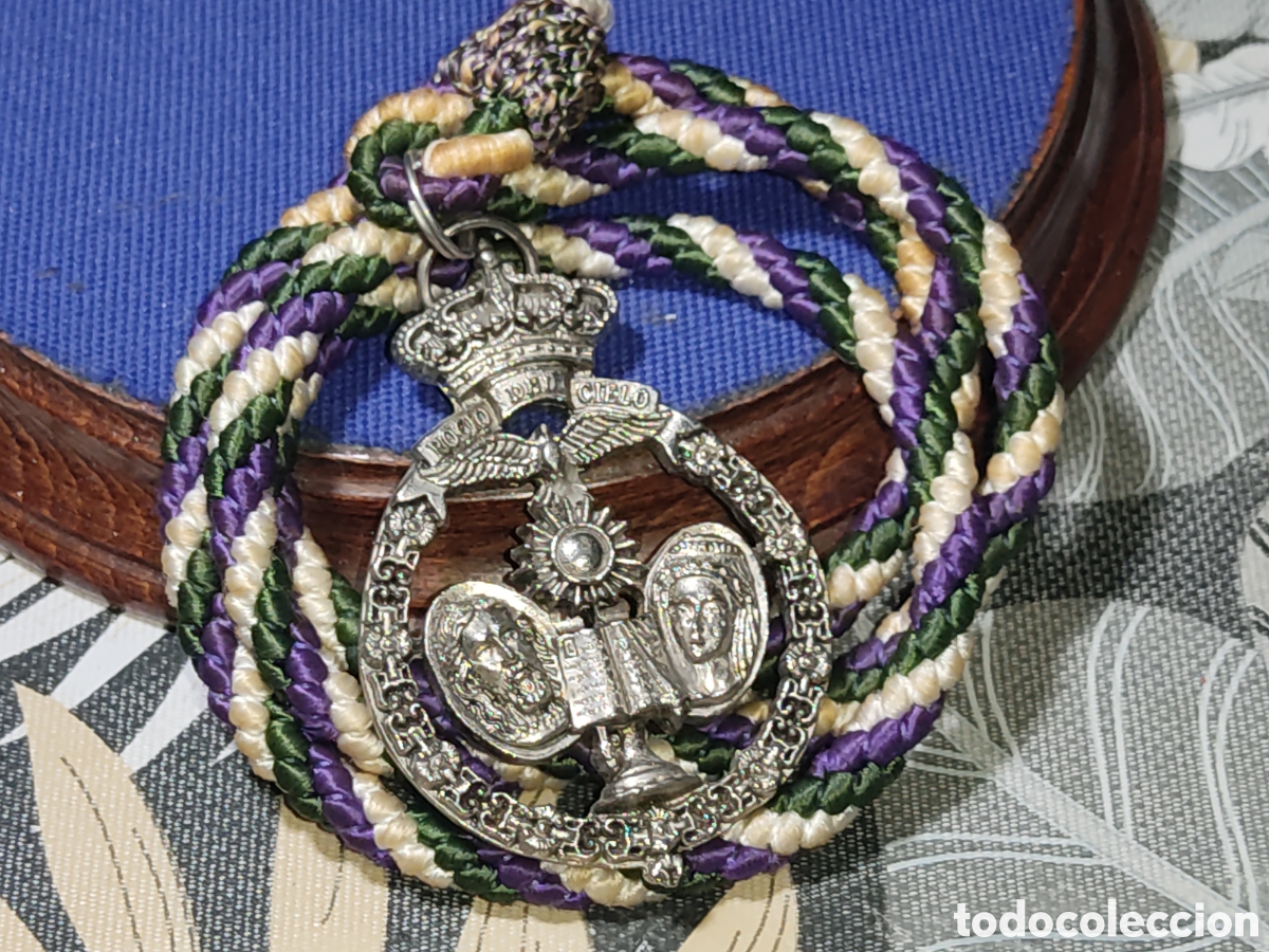 Antig&uuml;edades: Semana Santa & Antigua medalla Roc&iacute;o del cielo con cord&oacute;n.Hermandad de la redenci&oacute;n.