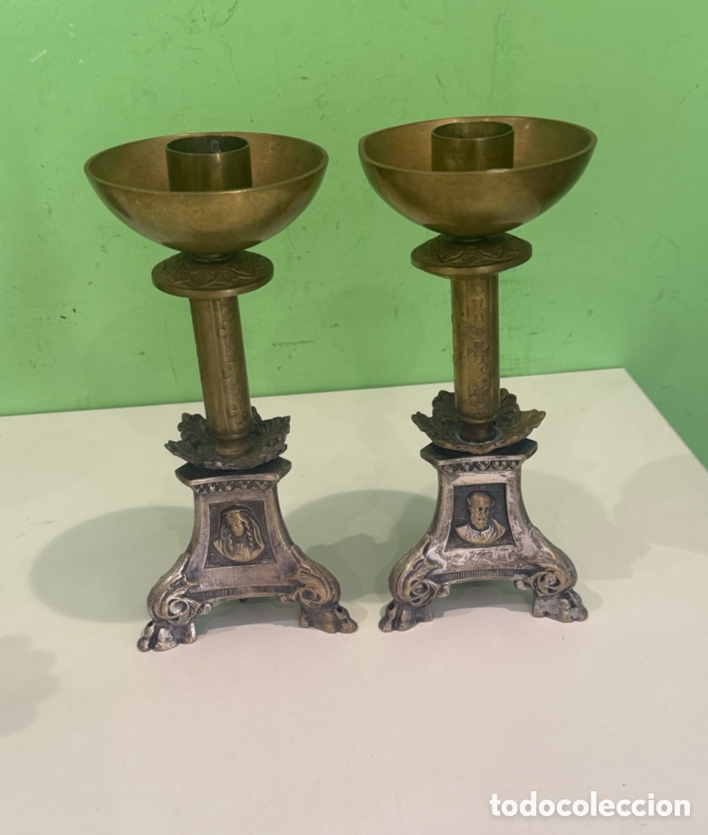 Antig&uuml;edades: Pareja de candeleros cristianos de altar en bronce plateado Siglo XIX.