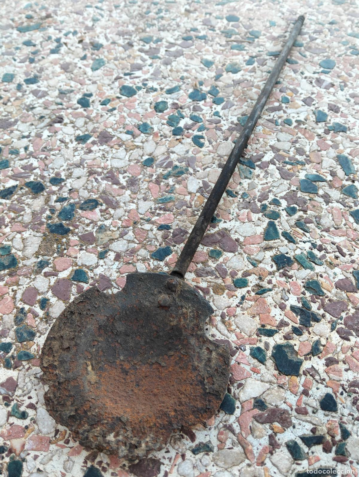 Antig&uuml;edades: Badilla paleta grande de hierro para brasero antiguo, oxidada de los a&ntilde;os 20-30